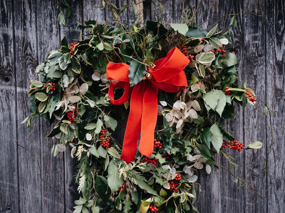 Photo Christmas holly: Festive wreath